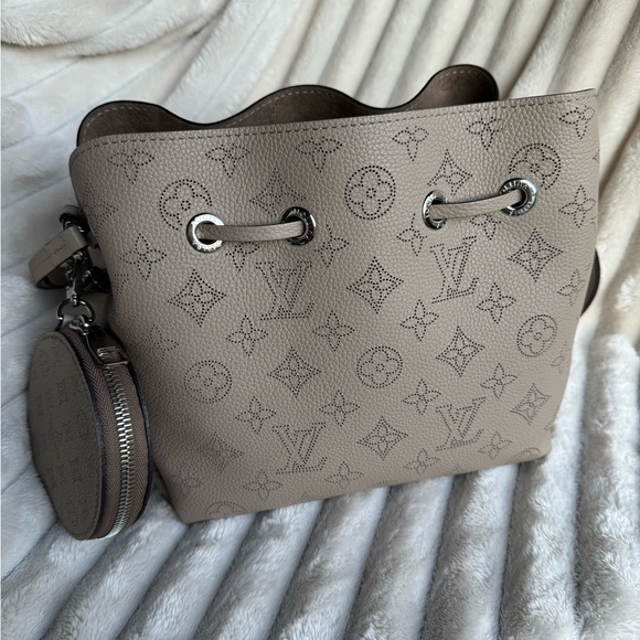 Louis Vuitton Tan Shoulder Bag with Drawstring Closure and Silver Chain Strap - Picture 2 of 7